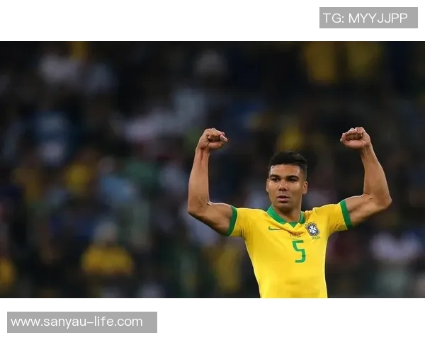 足球明星奔跑时的优雅姿态展现运动魅力与风采的完美结合