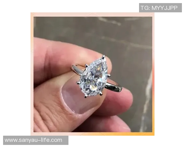 璀璨夺目的足球巨星满口镶钻展现奢华与实力的完美结合